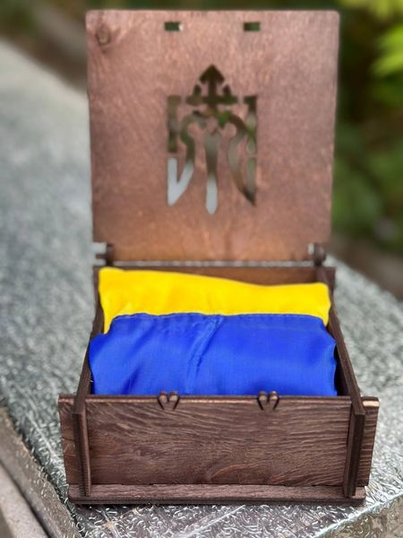 Прапор України в дерев'яній коробочці з вирізом герба 000568 фото