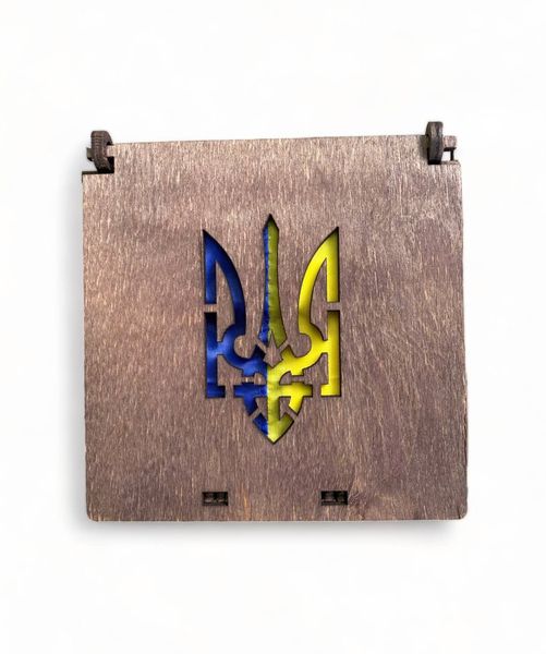 Прапор України в дерев'яній коробочці з вирізом герба 000568 фото