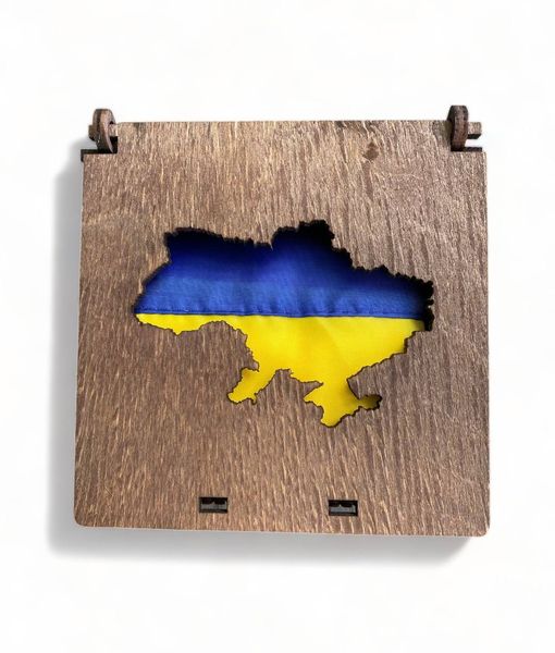 Прапор України в дерев'яній коробочці з вирізом мапи України  000567 фото