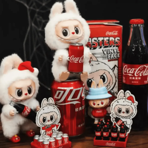 Іграшка лабубу Coca-Cola 001204 фото